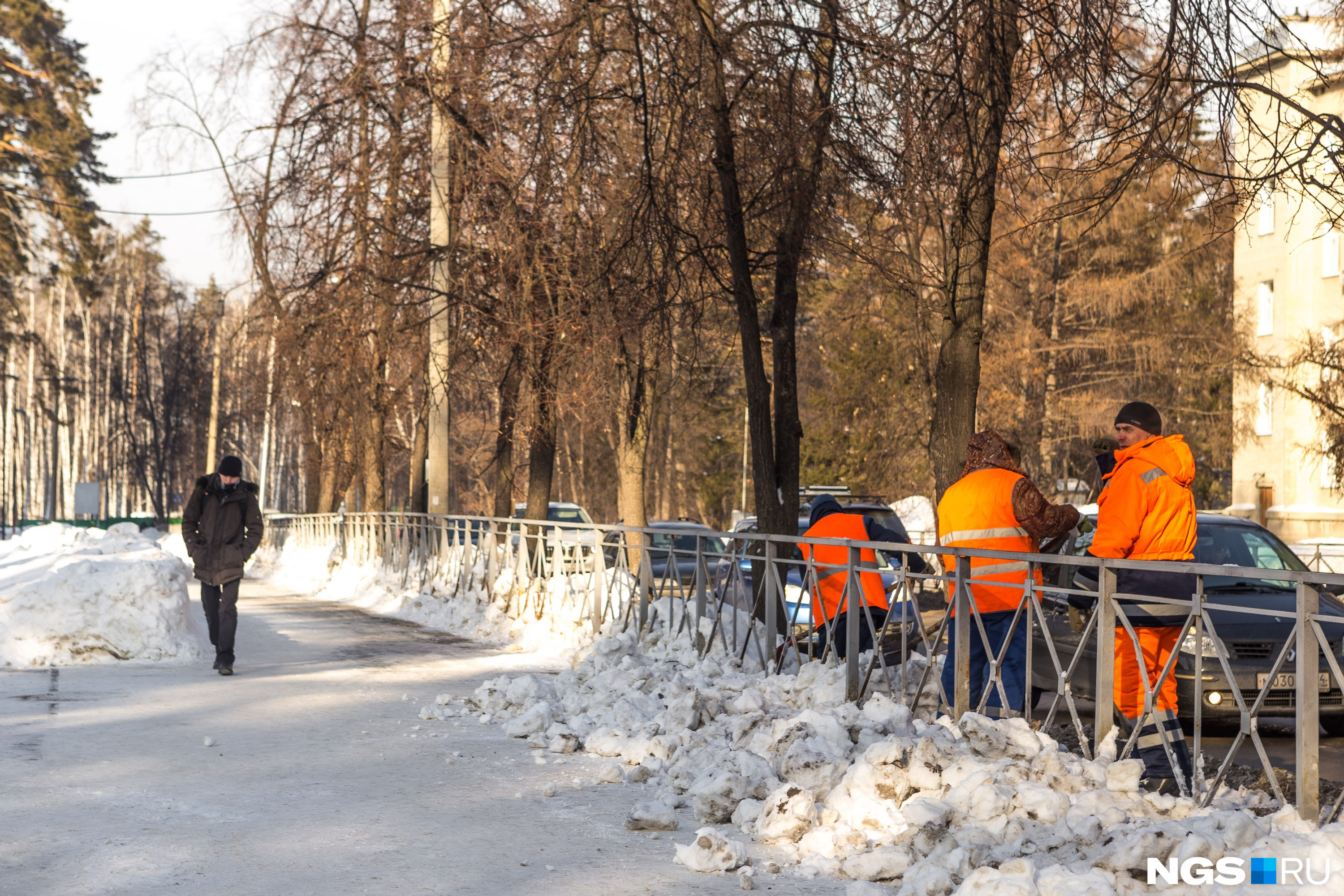 Рабочие в оранжевых жилетах приводят в порядок обочины дорог
