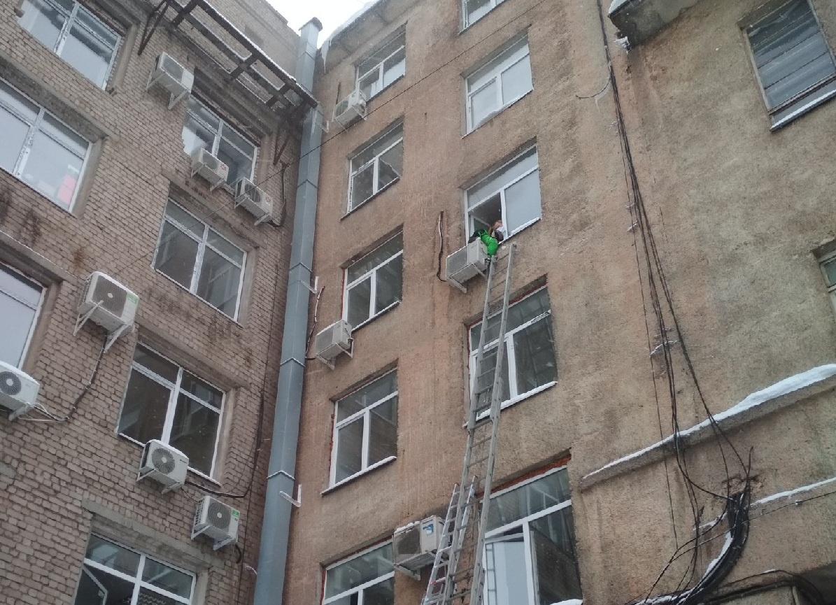 Пожарную лестницу приставили к окнам и со двора здания Пожарную лестницу приставили к окнам и со двора здания