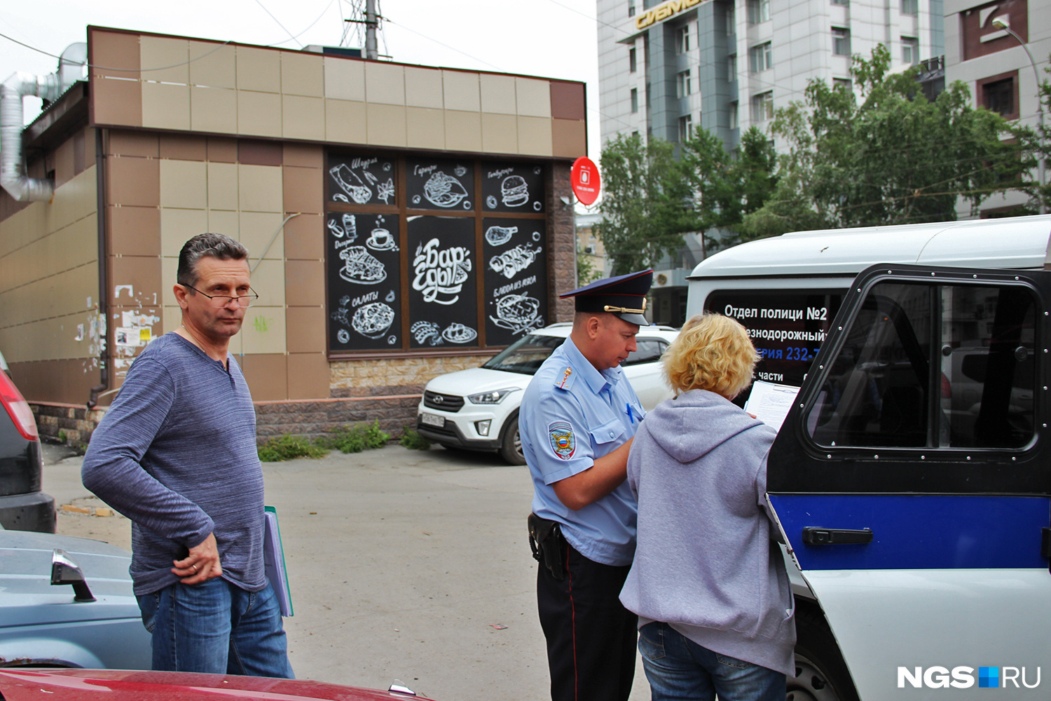 Приехавшая полиция опросила начальника службы эксплуатации ЦУМа Сергея Крюкова (слева на фото) и составила протокол