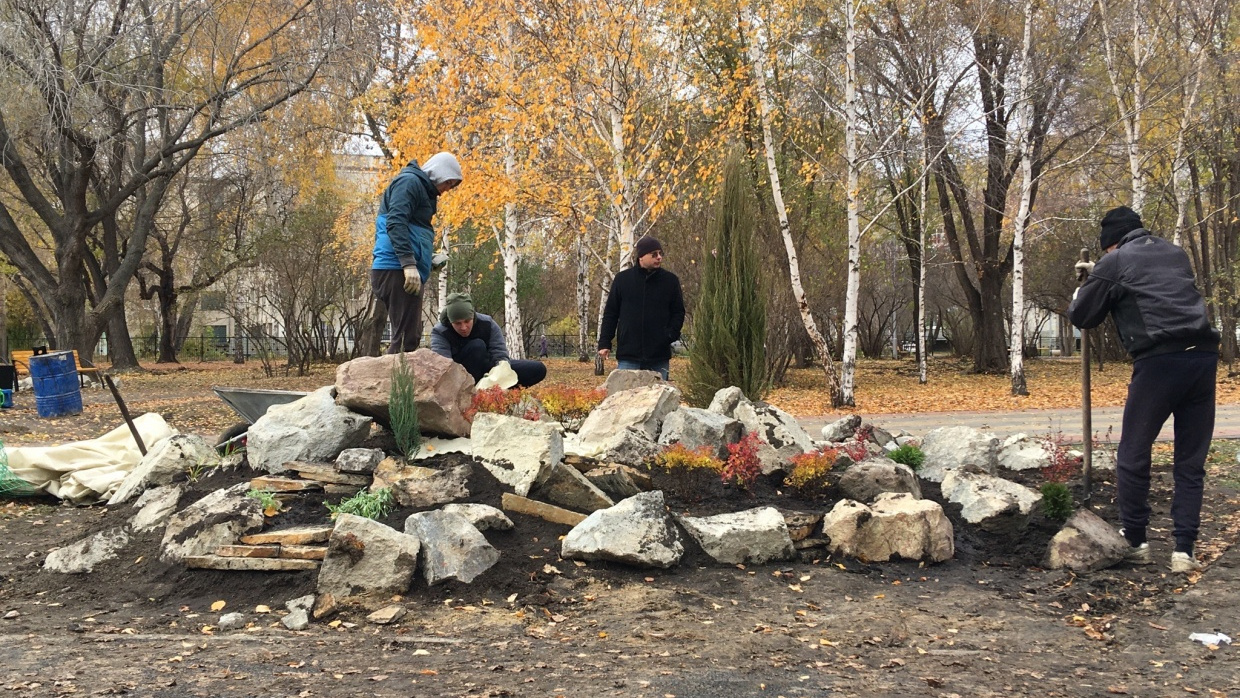 «Больше всего вопросов к лавочкам и урнам»: общественник о ремонте в парке Победы