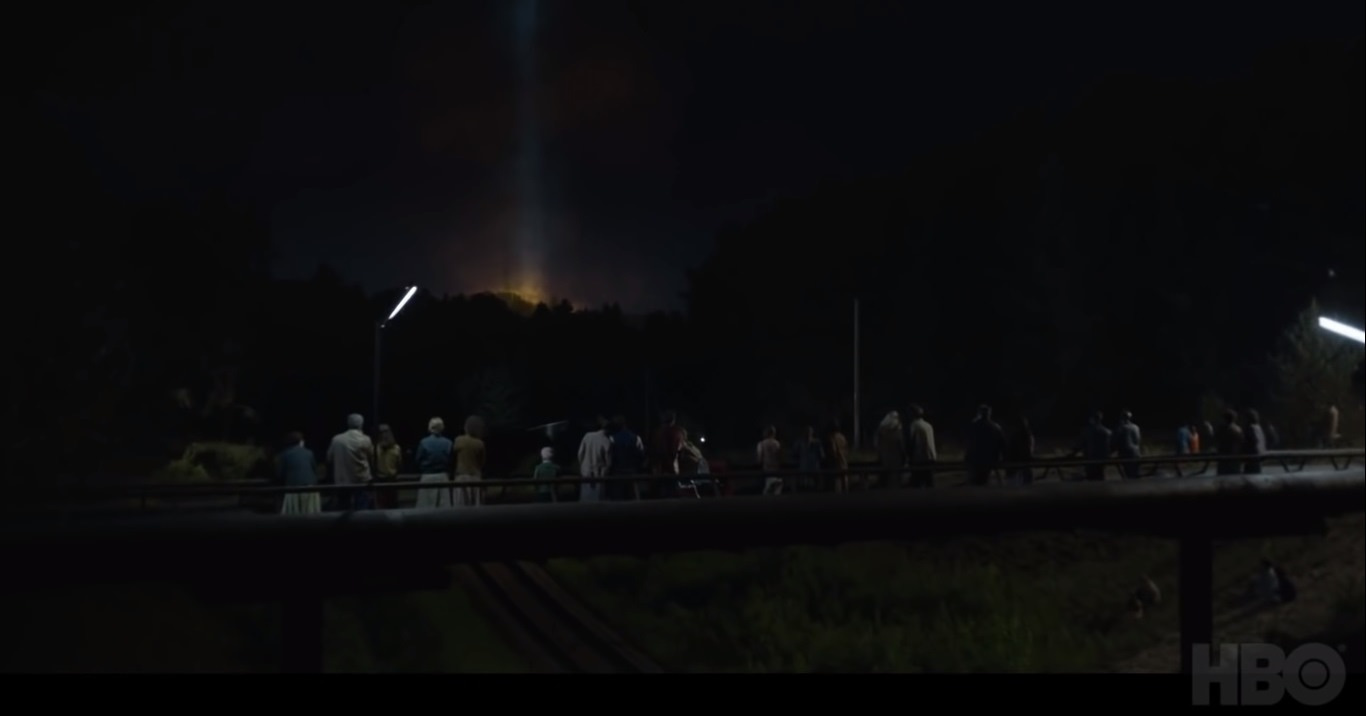 Это было и в реальности: люди среди ночи встали с кроватей и вышли на мост — смотреть на горящую АЭС 