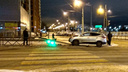 Не вписался в поворот: в Ярославле сбитый автомобилем светофор рухнул в сантиметрах от пешехода