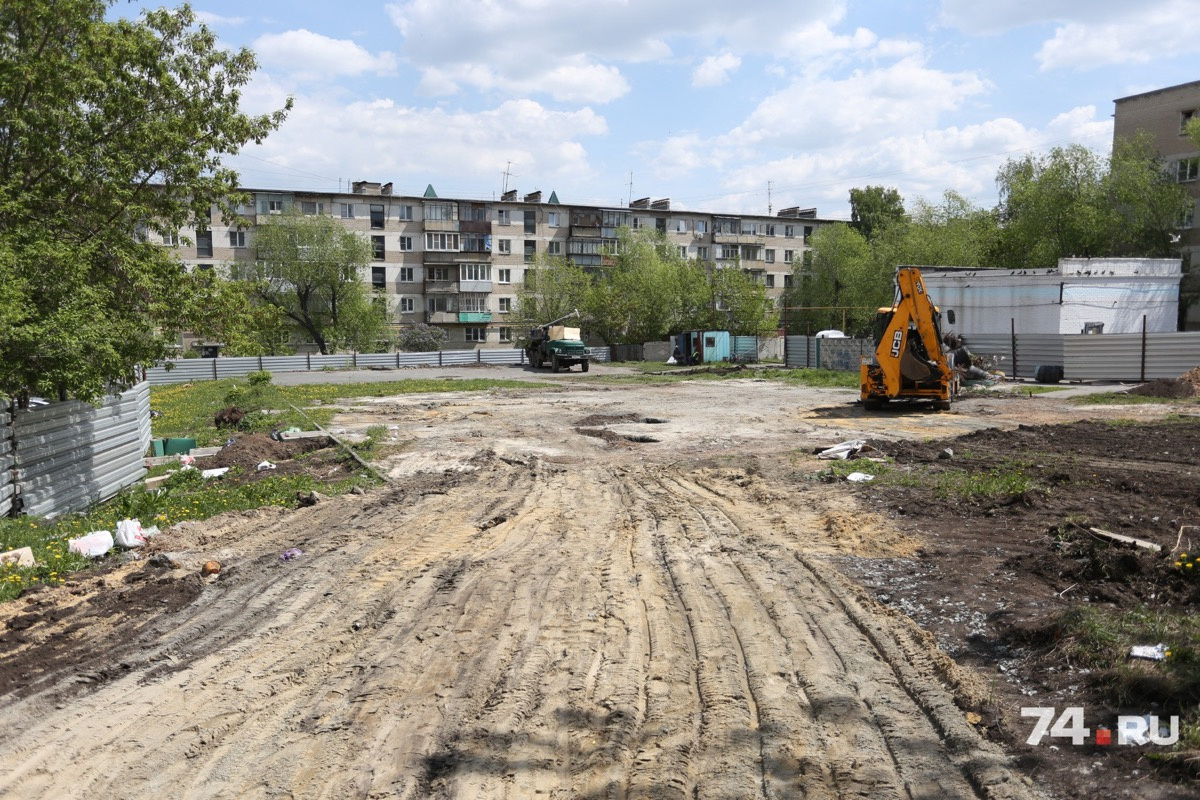 Новая высотка должна появиться в центре двора нескольких пятиэтажек, раньше там была детская площадка Новая высотка должна появиться в центре двора нескольких пятиэтажек, раньше там была детская площадка