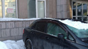 С бизнес-центра на Красном проспекте рухнула снежная глыба — она продавила крышу автомобиля