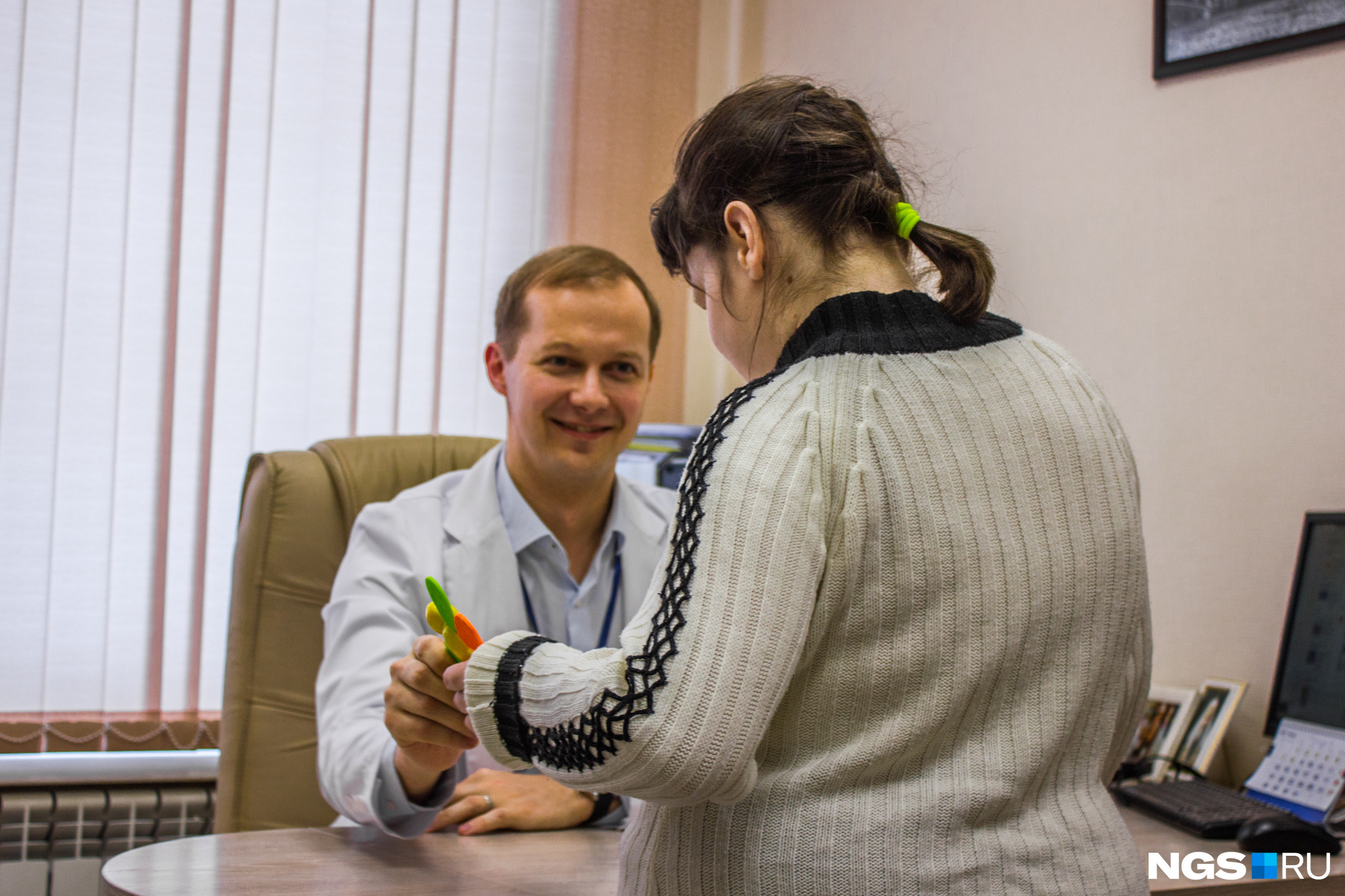 Алексей Мельник (на фото) признался, что за это время многие врачи привязались к девочке — и не только лечили её, но и смотрели с ней мультики