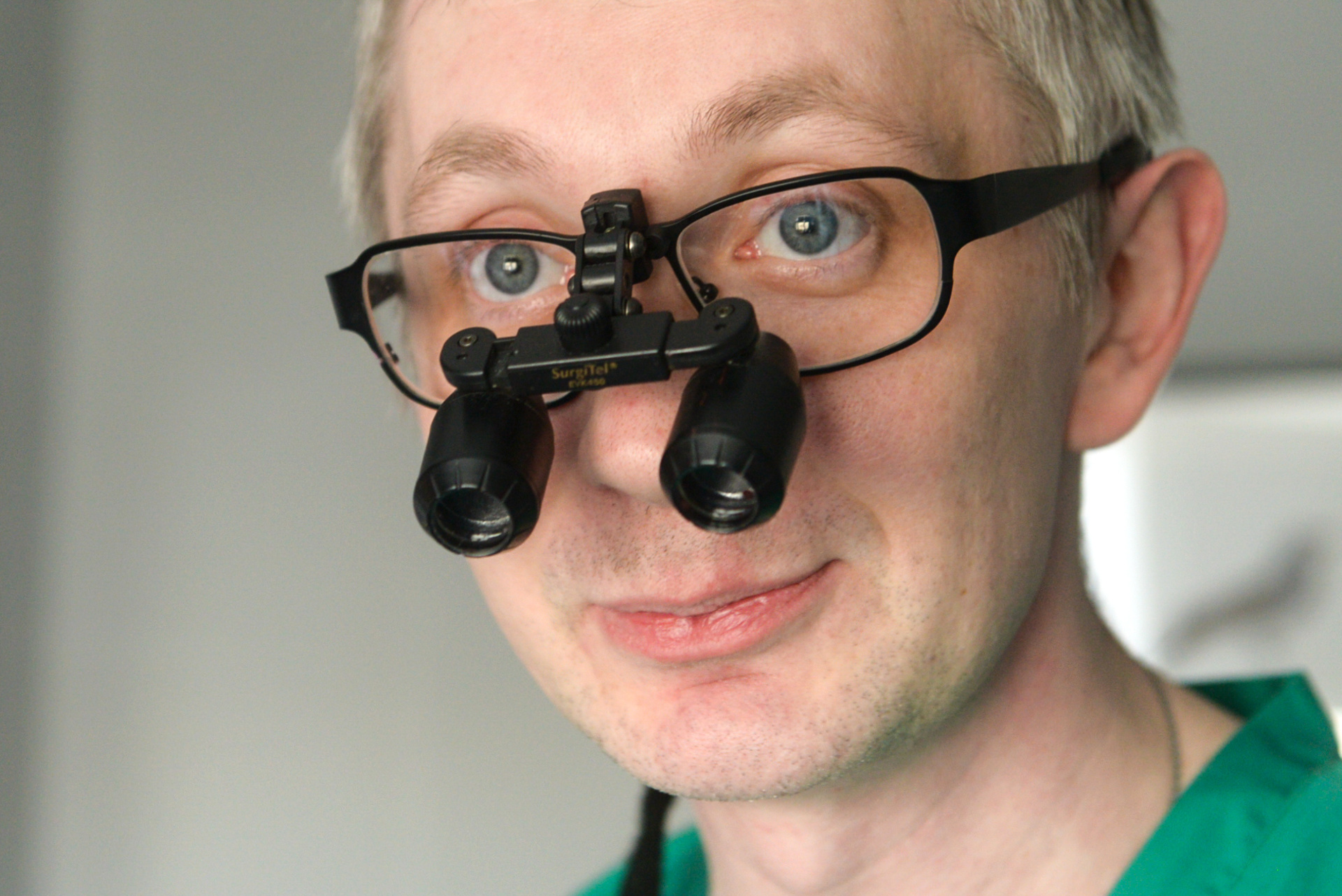 Во время операций Константин Казанцев использует специальные очки (телескоп). Они дают увеличение в 4,5 раза