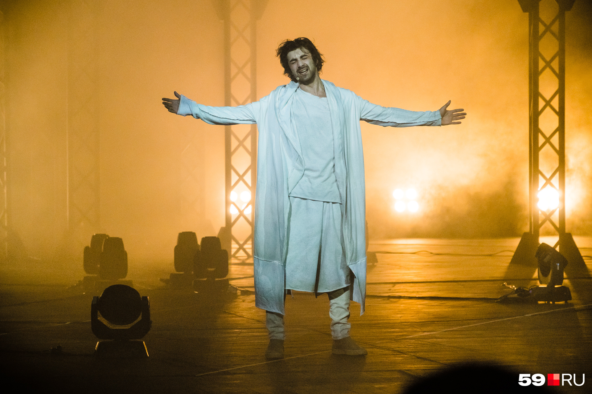 Главную роль в спектакле Jesus Christ Superstar исполняет Марат Мударисов. Его герой искренен и честен Главную роль в спектакле Jesus Christ Superstar исполняет Марат Мударисов. Его герой искренен и честен