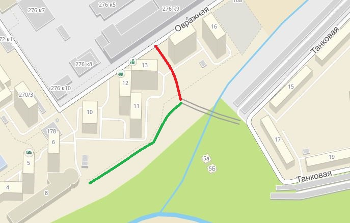 Красным показан путь, который рассчитывает проложить мэрия. Зелёным показан путь, по которому вдоль забора ходили жители «Астры»