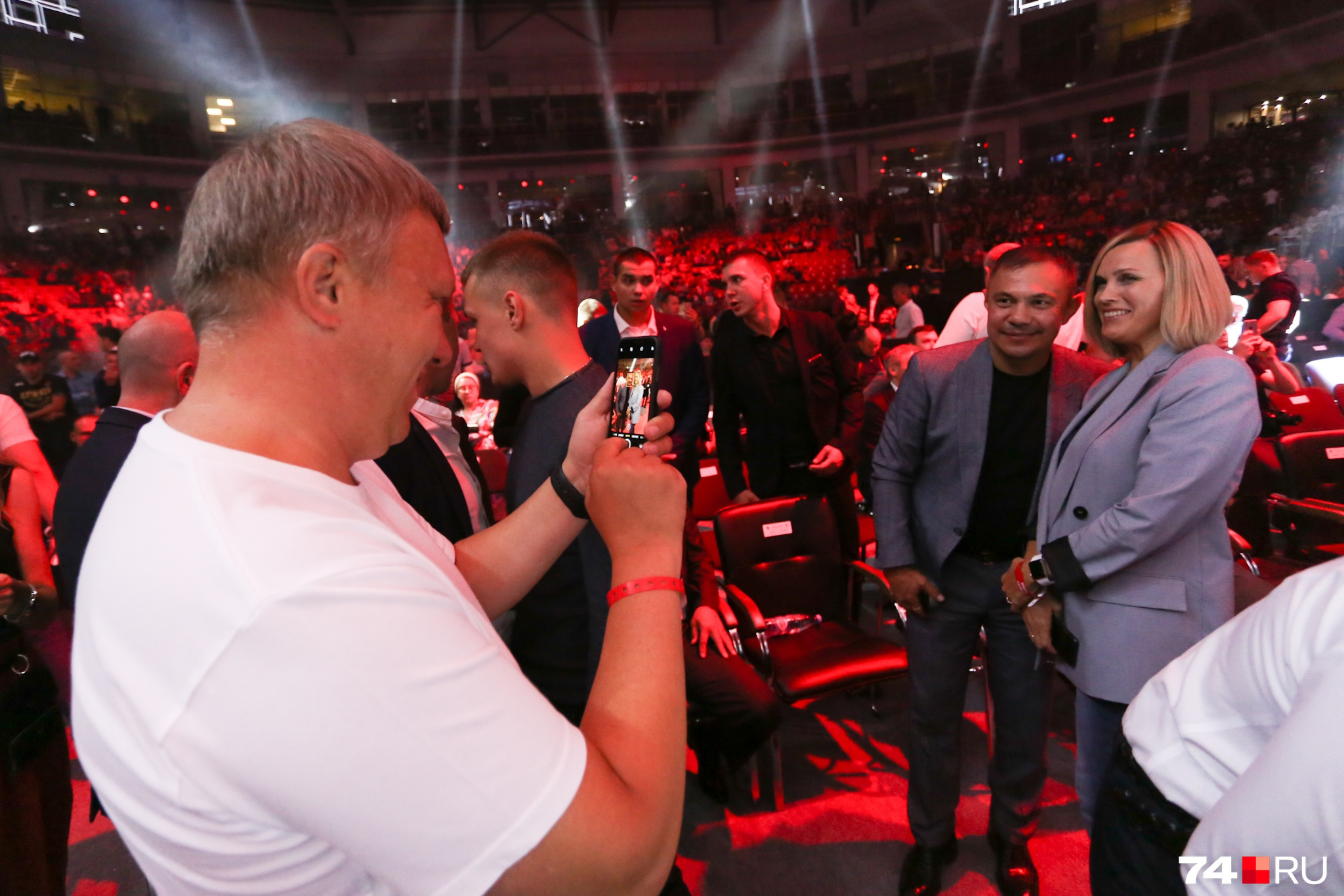 Начальник регионального управления СК Денис Чернятьев не упустил возможность сфотографировать жену с прославленным боксёром Костей Цзю