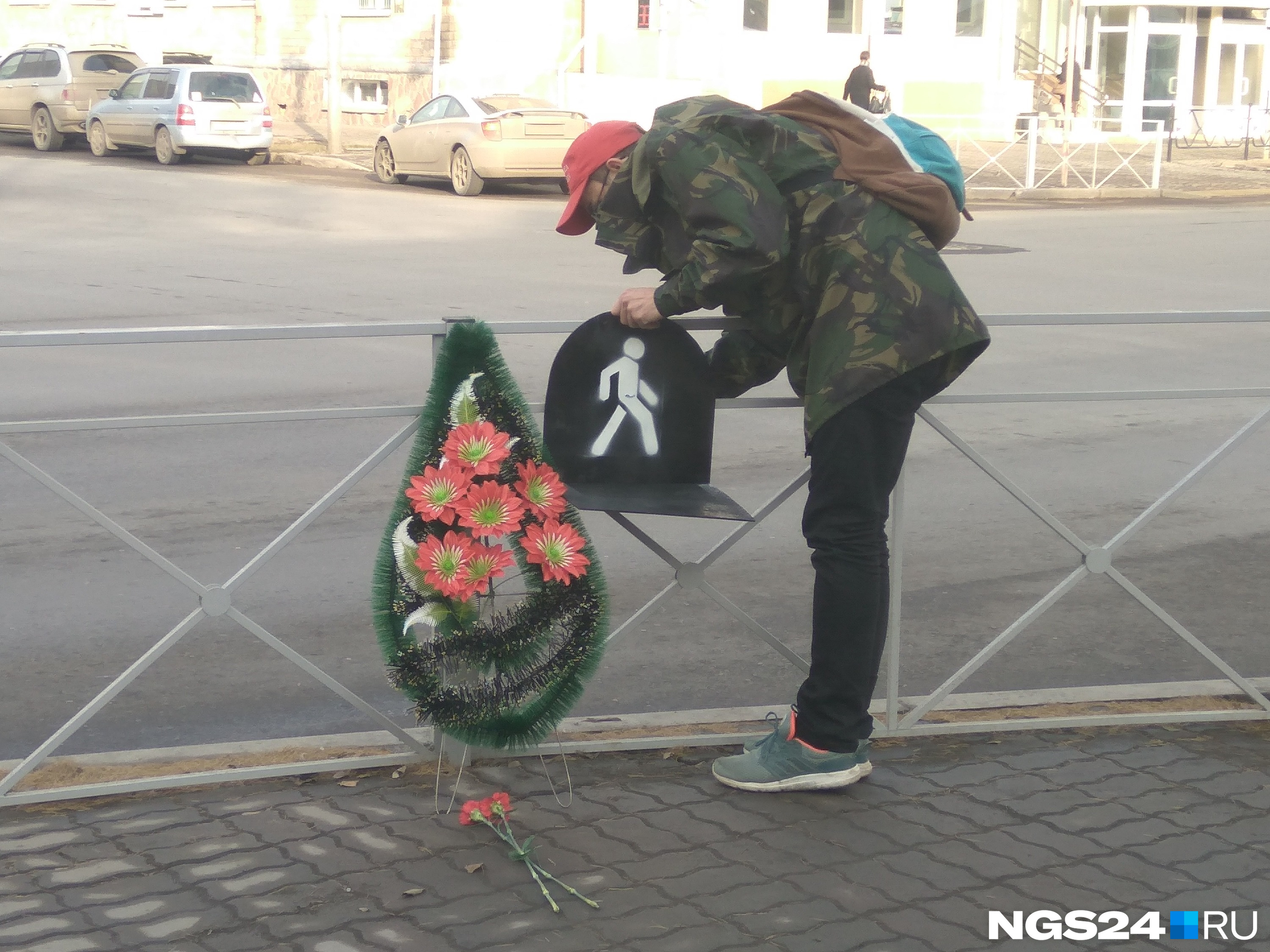 Подставка далась не сразу, крепления оторвались Подставка далась не сразу, крепления оторвались
