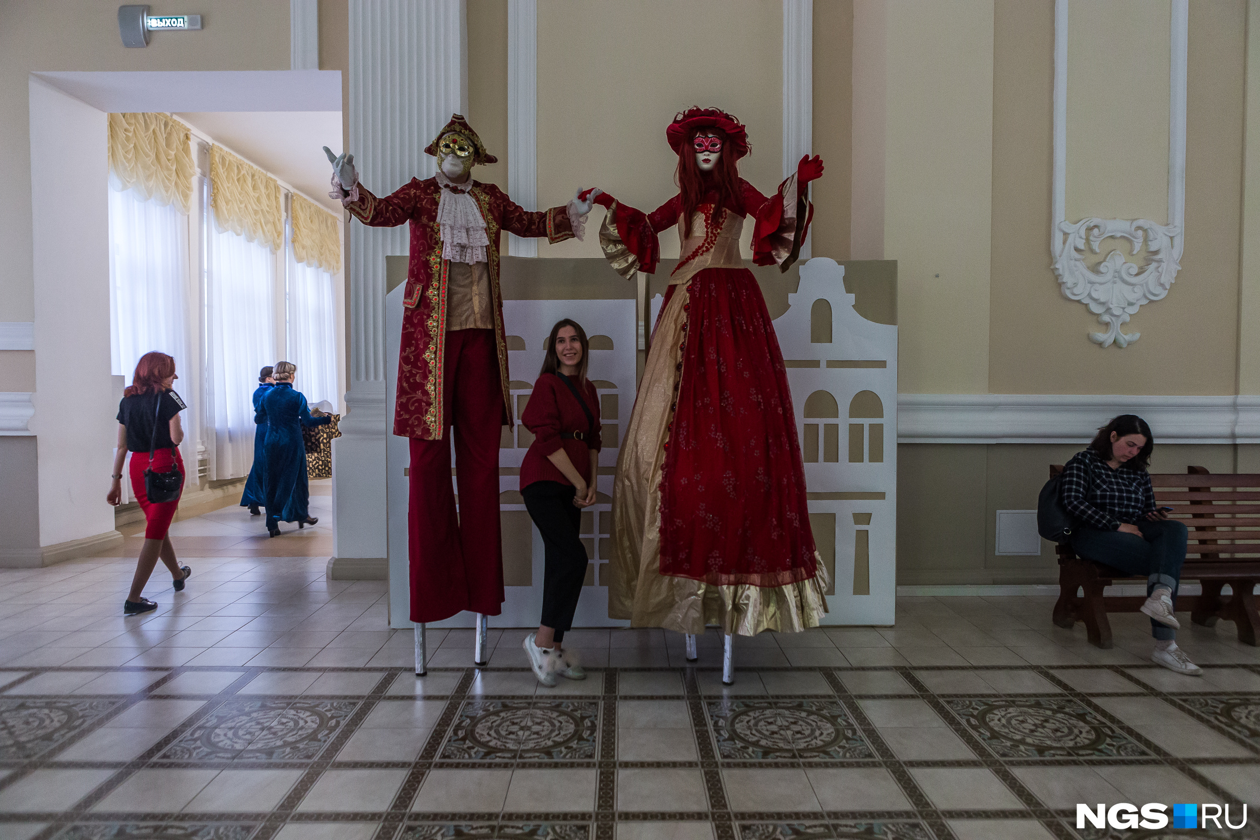 По Колонному залу Краеведческого музея прохаживались артисты на огромных ходулях, словно это не Новосибирск вовсе, а настоящий венецианский маскарад