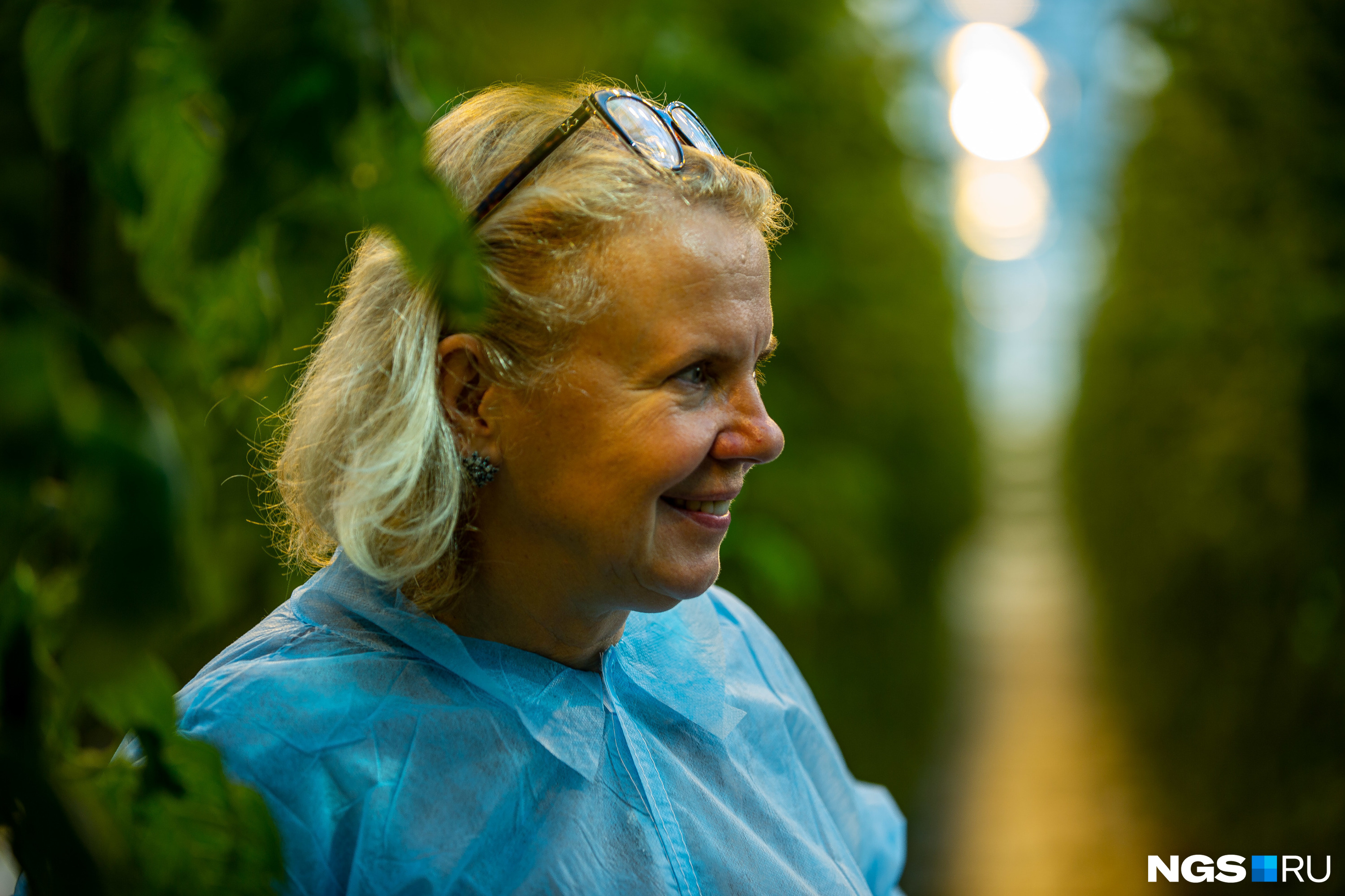 Директор «Садов Гиганта» Елена Полупанова рассказала, что томаты вырастают до 17–18 и иногда даже до 20 метров. Но так высоко они не возвышаются в теплицах — растения опускают вниз