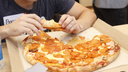 Три десятка новосибирцев пришли в «МЕГУ» на соревнования по скоростному поеданию пиццы