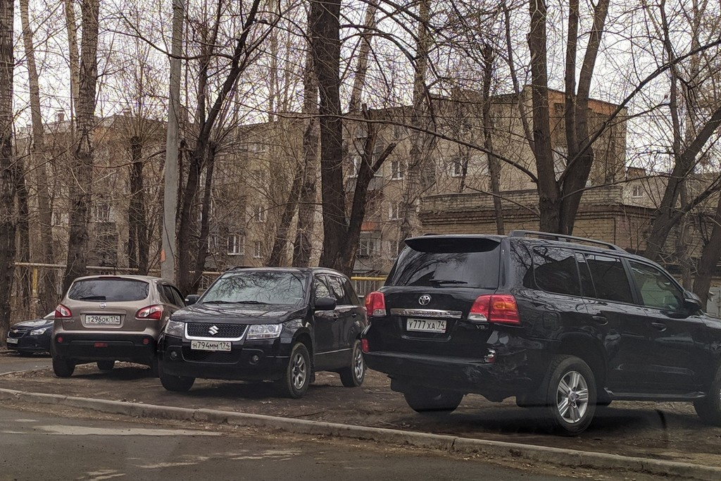 А вот выводок кроссоверов во главе с Land Cruiser 200 на газоне, который они превратили в грунт А вот выводок кроссоверов во главе с Land Cruiser 200 на газоне, который они превратили в грунт