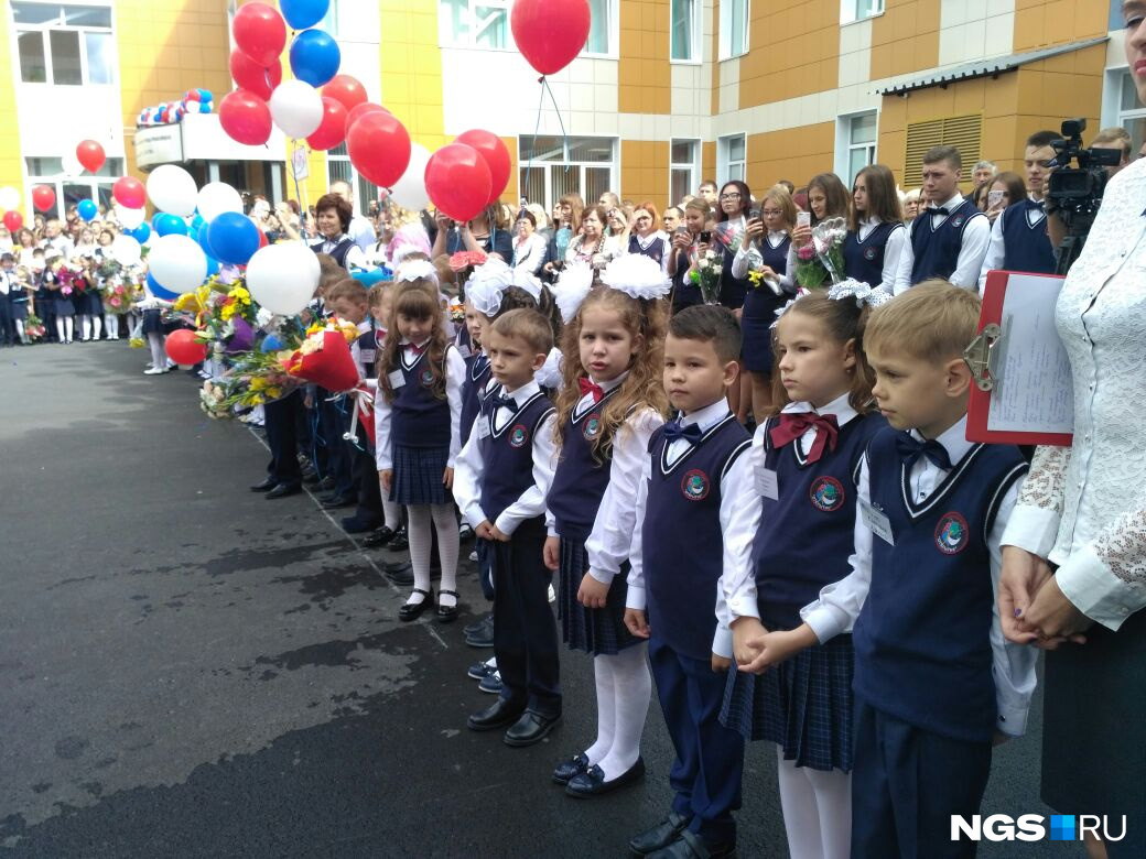 Линейка в школе <nobr class="_">№ 213</nobr> Линейка в школе <nobr class="_">№ 213</nobr>