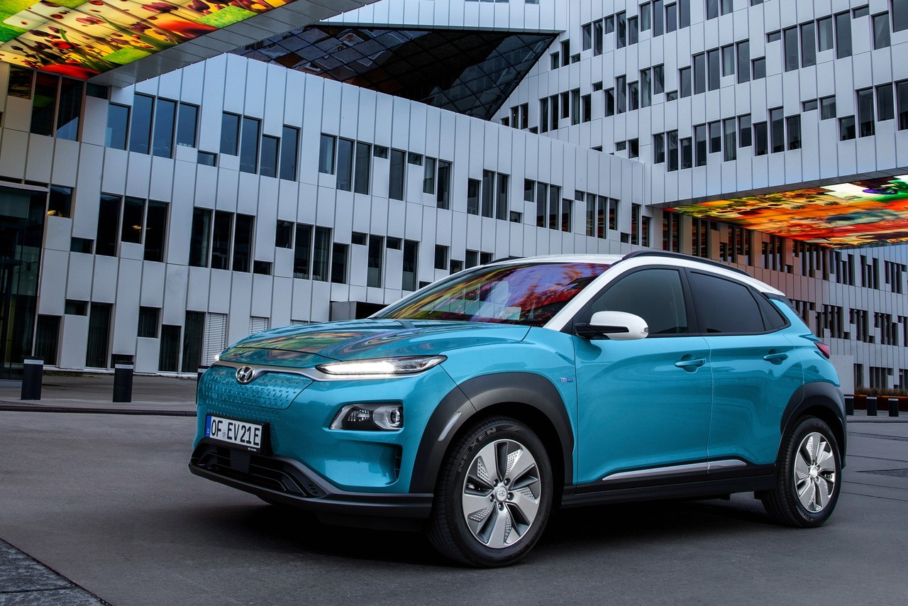 Hyundai Kona уже пару лет продаётся в виде обычного кроссовера, а теперь стала и электромобилем с передним приводом Hyundai Kona уже пару лет продаётся в виде обычного кроссовера, а теперь стала и электромобилем с передним приводом