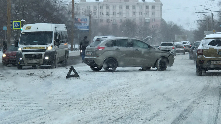 Каша по колено, многокилометровые пробки, куча ДТП: как Челябинск утром пережил сильный снегопад