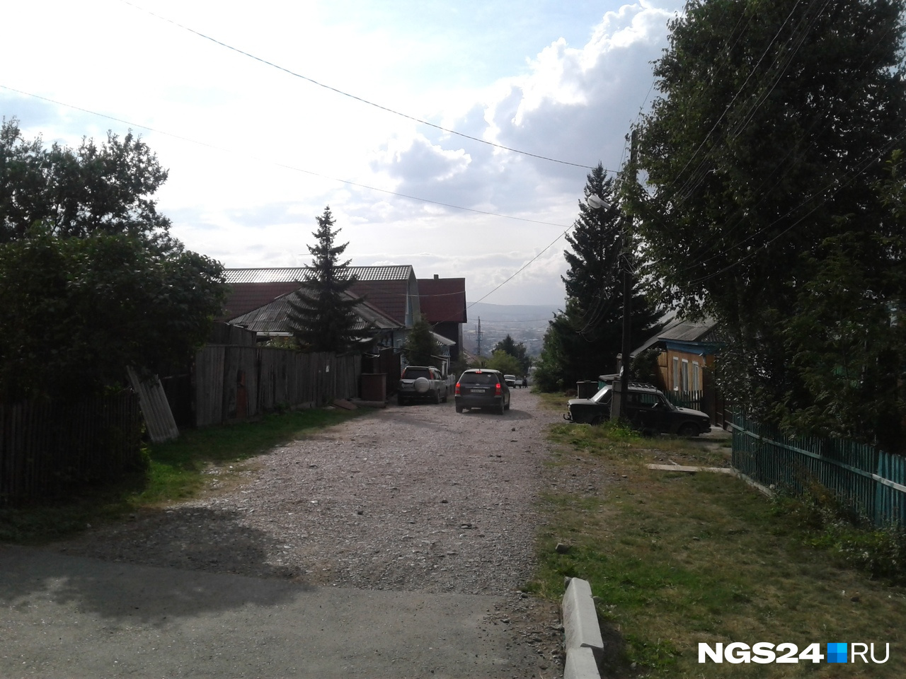 Если не знать, что находишься в черте Красноярска, можно подумать, что оказался где-нибудь в деревне. Кругом только частные дома, новые и старые