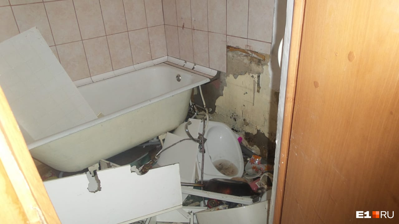 Внутри все было сломано и разбито Внутри все было сломано и разбито