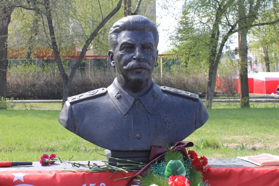 На установку памятника Сталину инициативная группа собрала 450 тысяч рублей, а сама скульптура уже готова