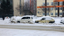 Неизвестные выбили стёкла в заброшенных автомобилях на парковке в центре Новосибирска