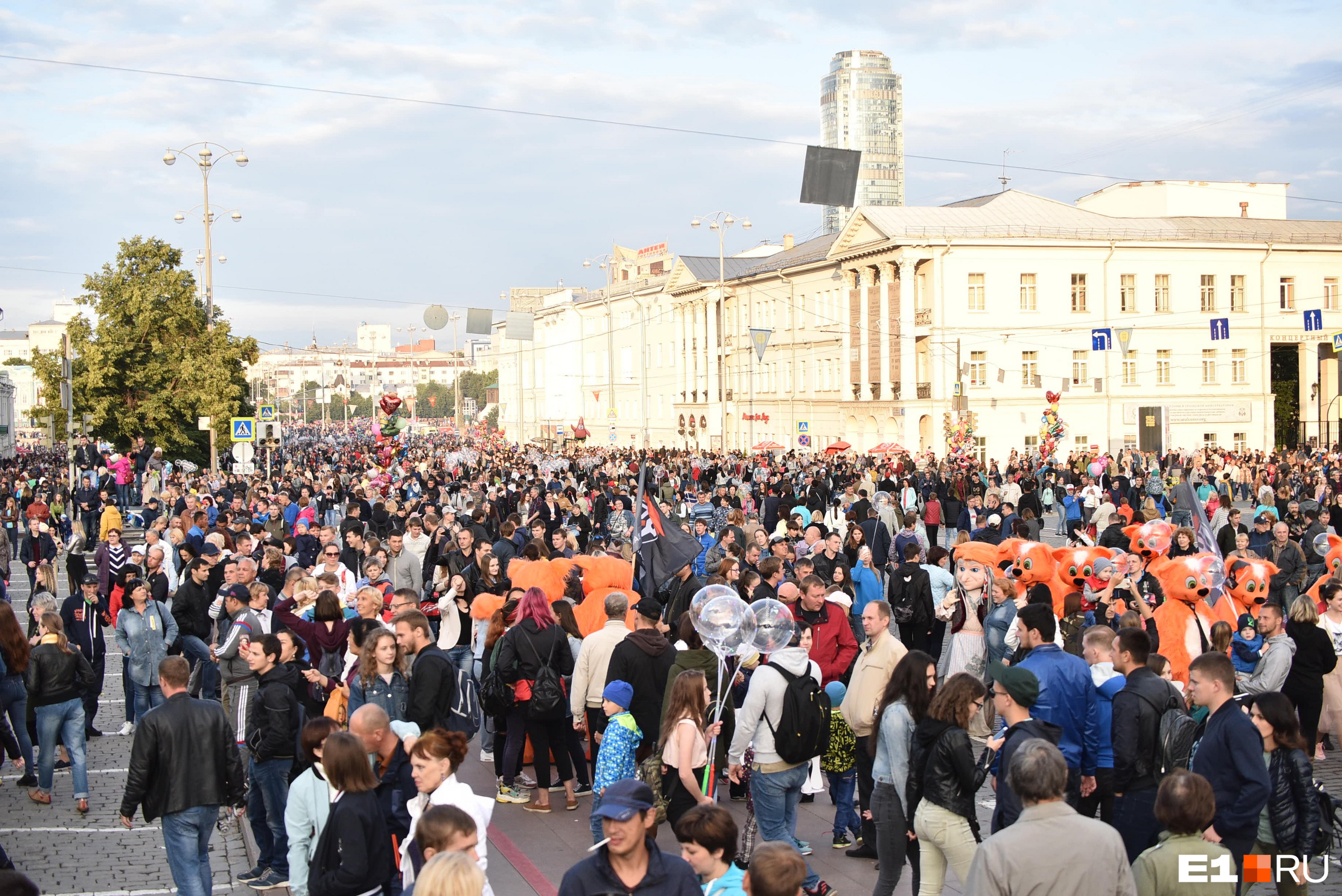 Жители Екатеринбурга. День города Екатеринбург. Празднование дня города в Екатеринбурге на площади 1905. Праздники в центре города Екатеринбург.