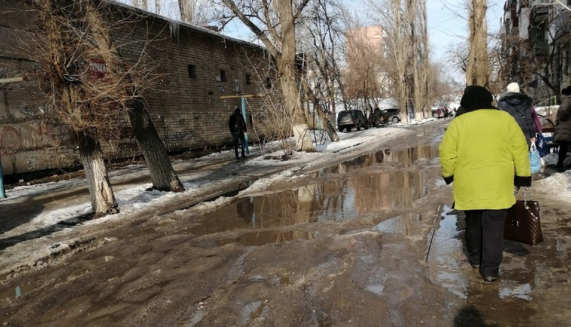 Пока воды не так много, пешеходы могут обойти её Пока воды не так много, пешеходы могут обойти её