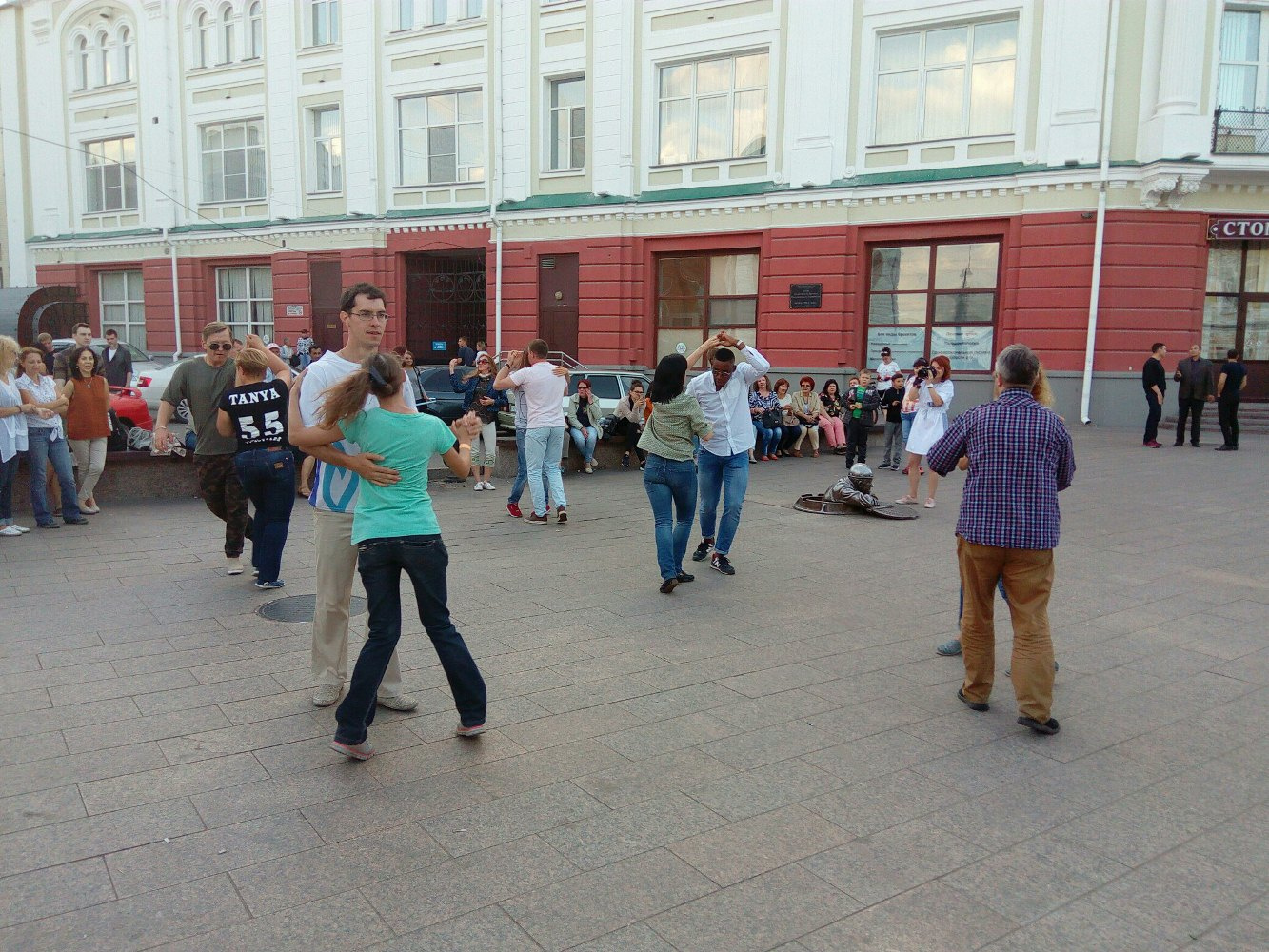 На улице Ленина Никита встретил молодых людей, танцующих сальсу