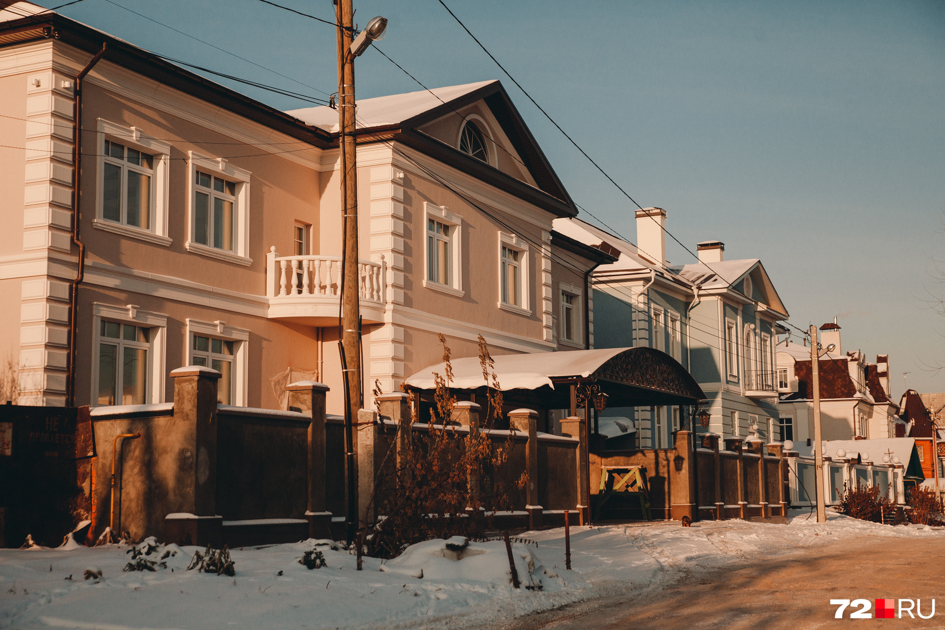 В Царевом городище сейчас стоят несколько дорогих особняков. Они появились после 2013 года В Царевом городище сейчас стоят несколько дорогих особняков. Они появились после 2013 года