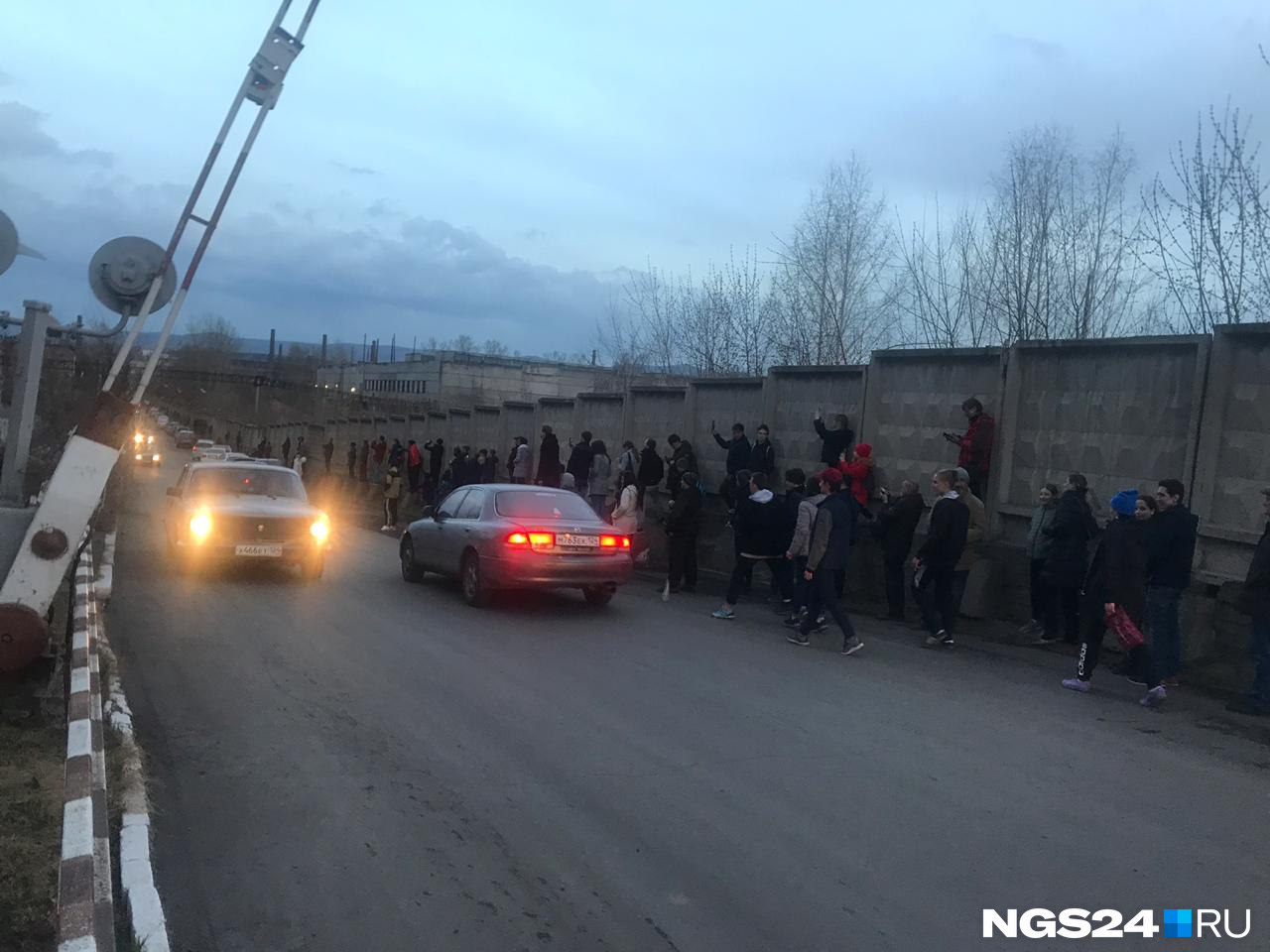 Толпа зевак снимает пожар Толпа зевак снимает пожар