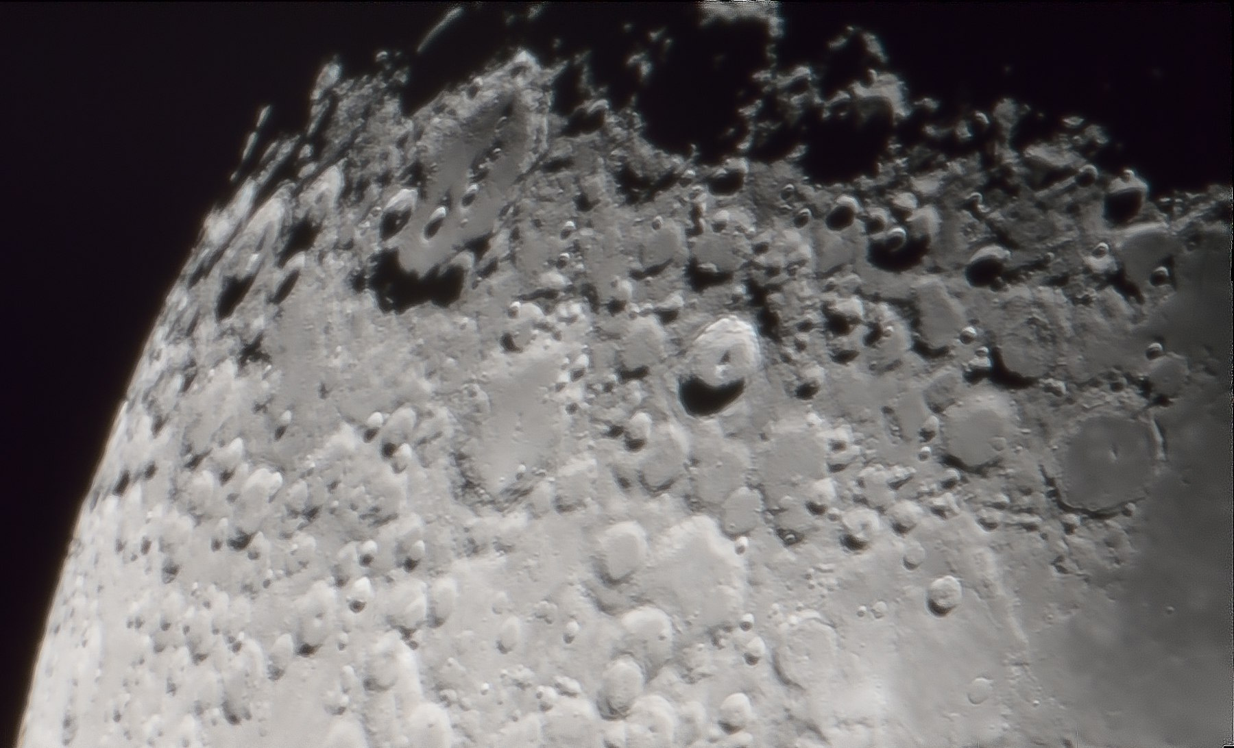 А это уже лунные кратеры. Отчетливо видны следы от метеоритов 