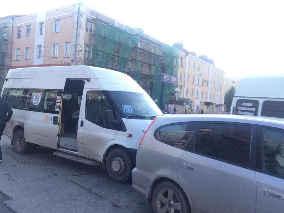 Маршрутка врезалась в ехавший впереди автомобиль Маршрутка врезалась в ехавший впереди автомобиль