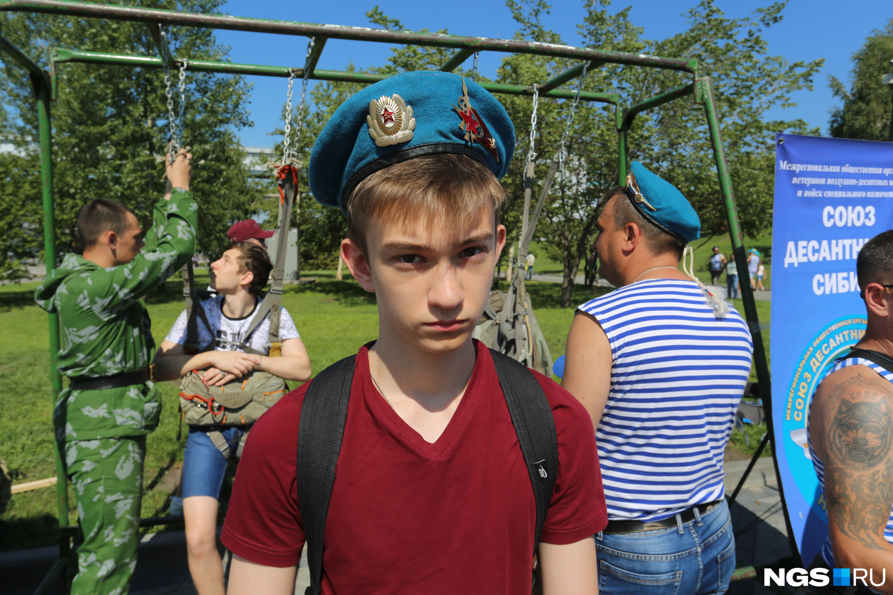 По городу продолжают разъезжать машины с флагами ВДВ