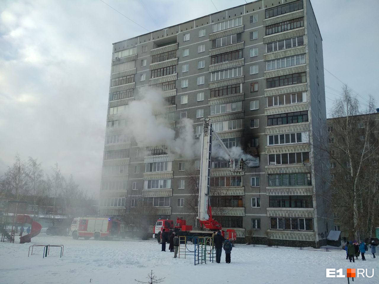 На 4 этаже. Пожар на Онуфриева 30. Пожар на Начдива Онуфриева. Онуфриева 14 Екатеринбург. Пожар на Онуфриева Екатеринбург сегодня.