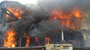 В горящем доме под Новосибирском взорвался газ: на место съехались два десятка пожарных