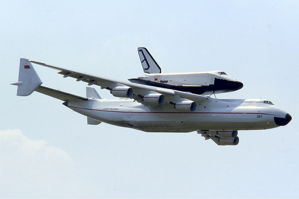 Ан-225 и «Буран» на авиасалоне в Ле Бурже в 1989 году Ан-225 и «Буран» на авиасалоне в Ле Бурже в 1989 году