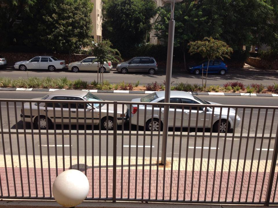 Типичный израильский способ парковать машины. Кстати, в таких случаях полицию никто не вызывает