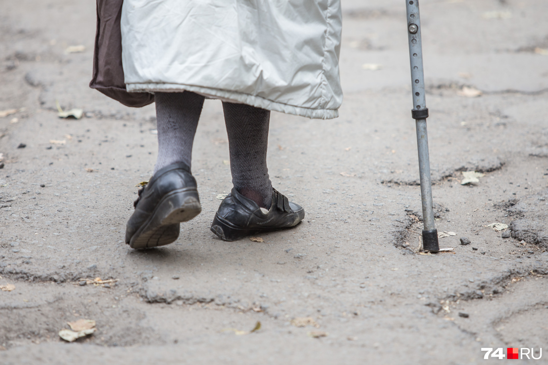 Пожилая женщина ходит с трудом, на службу в церковь её часто подвозят добрые люди