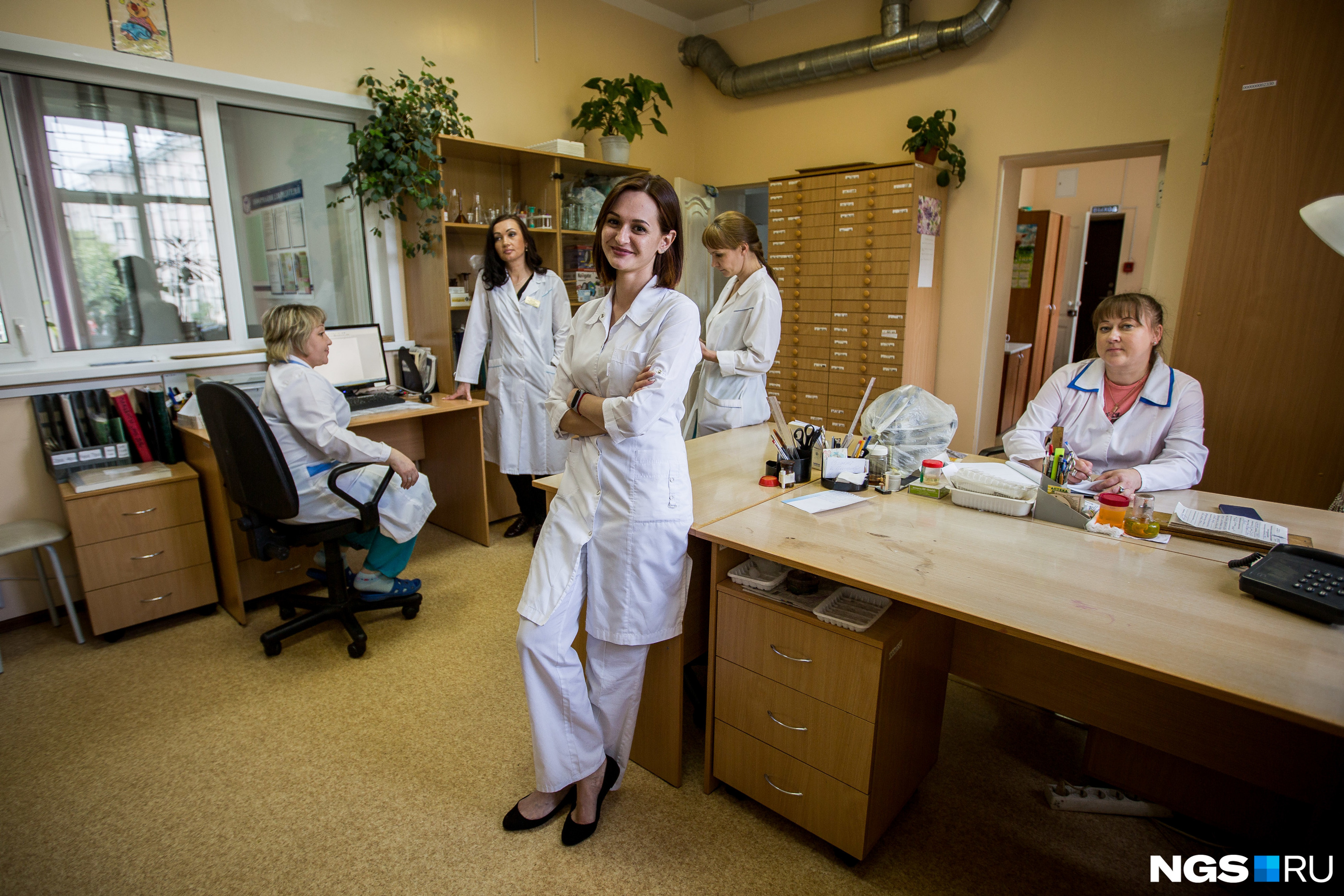 Наталья Клёсова заверила, что ей хватает общения с коллегами — как с лаборантами и санитарками, так и с другими врачами, хирургами и педиатрами