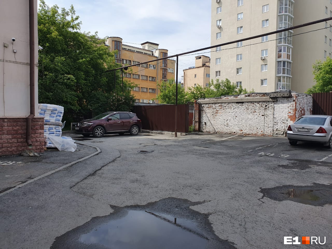 Парковка у дома выглядит так Парковка у дома выглядит так