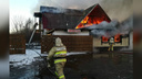 В Ярославской области горит деревянное кафе: подробности и фото с места ЧП