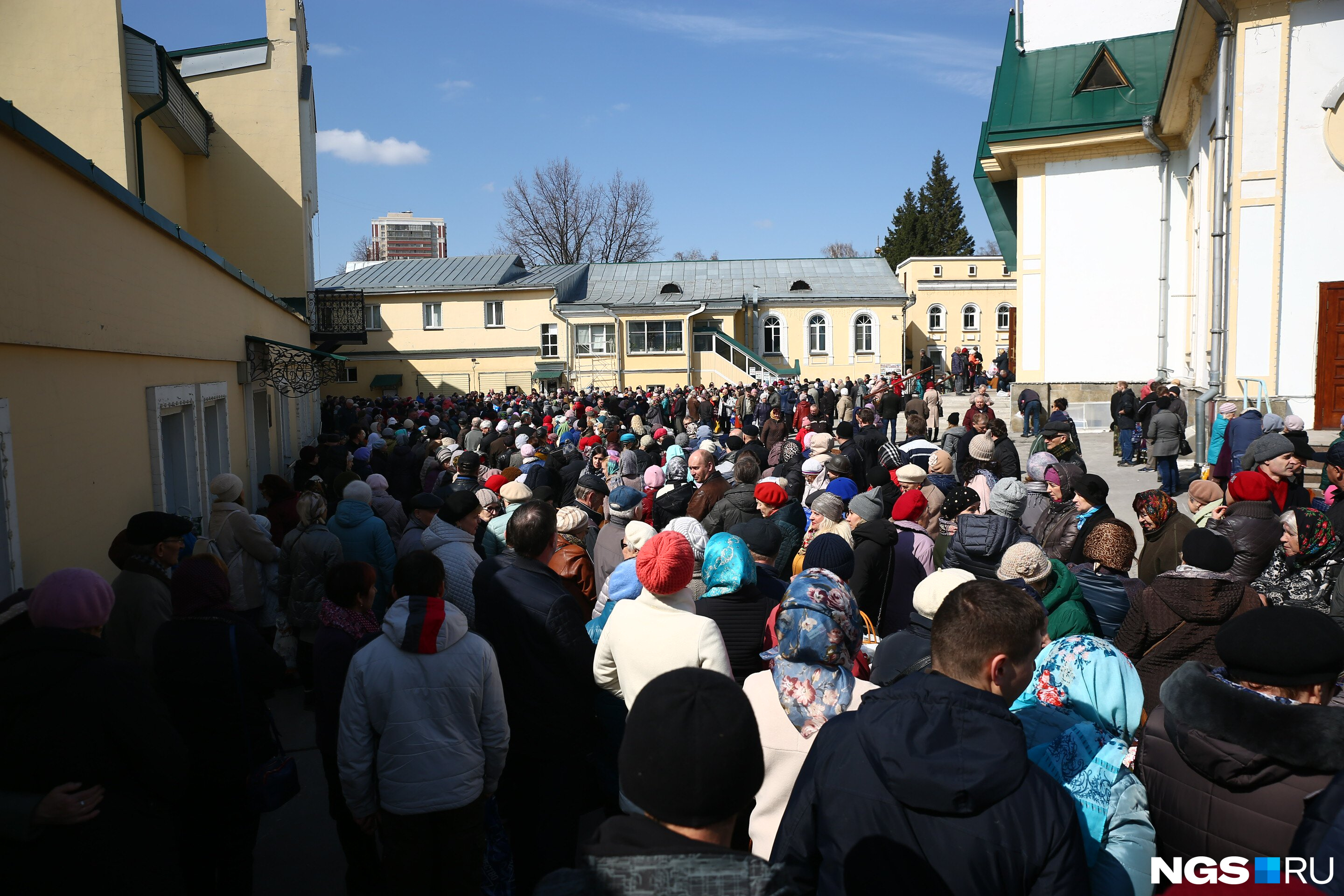 Только к Вознесенскому собору пришли тысячи горожан