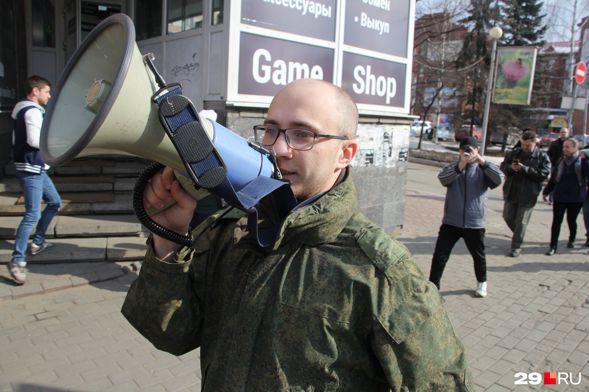 Дмитрий Леонов шел впереди колонны по проезжей части и перекрикивал митингующих
