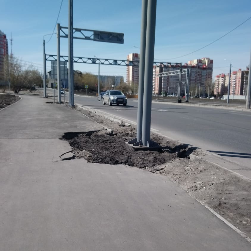 Часть асфальта уже обвалилась Часть асфальта уже обвалилась
