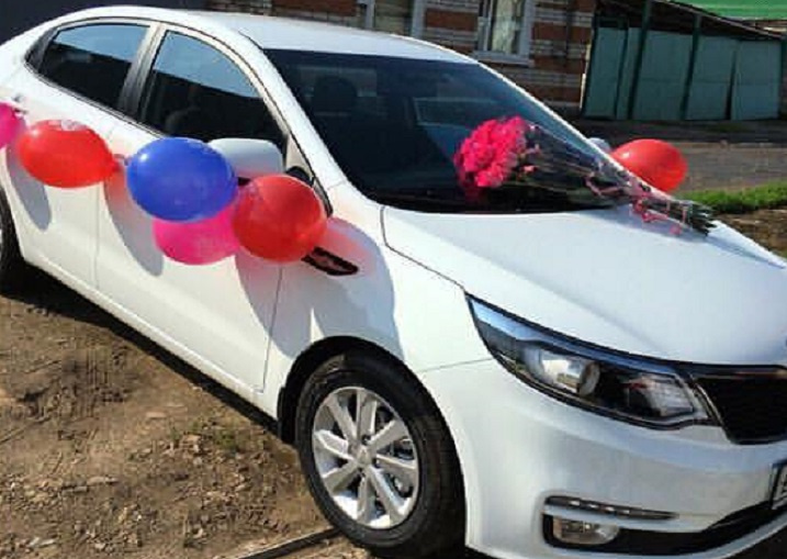 Белую иномарку автомобилистка получила в подарок на день рождения Белую иномарку автомобилистка получила в подарок на день рождения