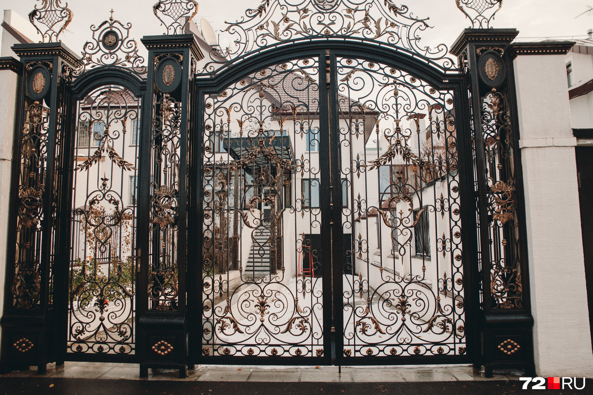 Забор, у которого тюменцы обожают фотографироваться. И это неудивительно: эти ажурные ворота с миллионом изящных деталей — настоящее произведение искусства