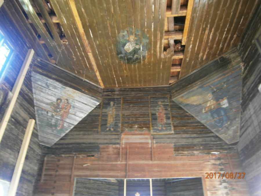 В церкви все еще можно увидеть старые рисунки под потолком