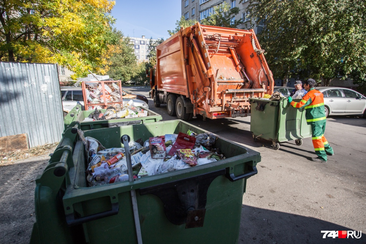 Решить вопрос с вывозом мусора не удаётся и сейчас — такое количество отходов скопилось на площадках