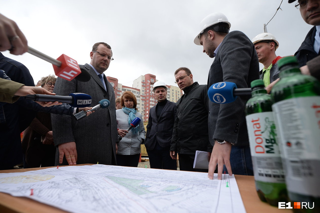Строители отчитались перед главой района Вячеславом Трапезниковым и вице-мэром Алексеем Кожемяко 