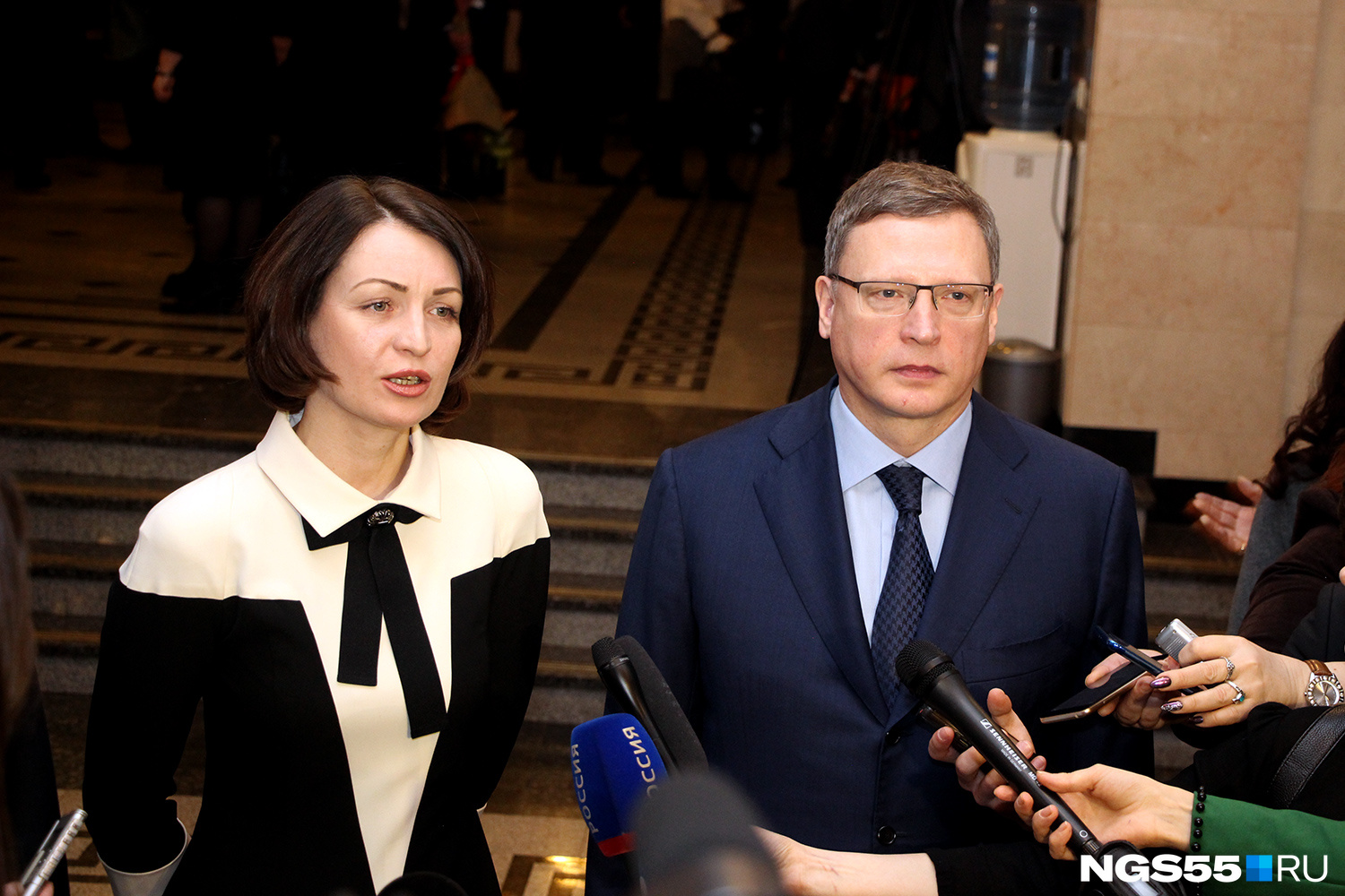 Мэр Омска Оксана Фадина и губернатор Омской области Александр Бурков — даже к прессе они вышли вместе. Фото Ивана Рейзвих Мэр Омска Оксана Фадина и губернатор Омской области Александр Бурков — даже к прессе они вышли вместе. Фото Ивана Рейзвих
